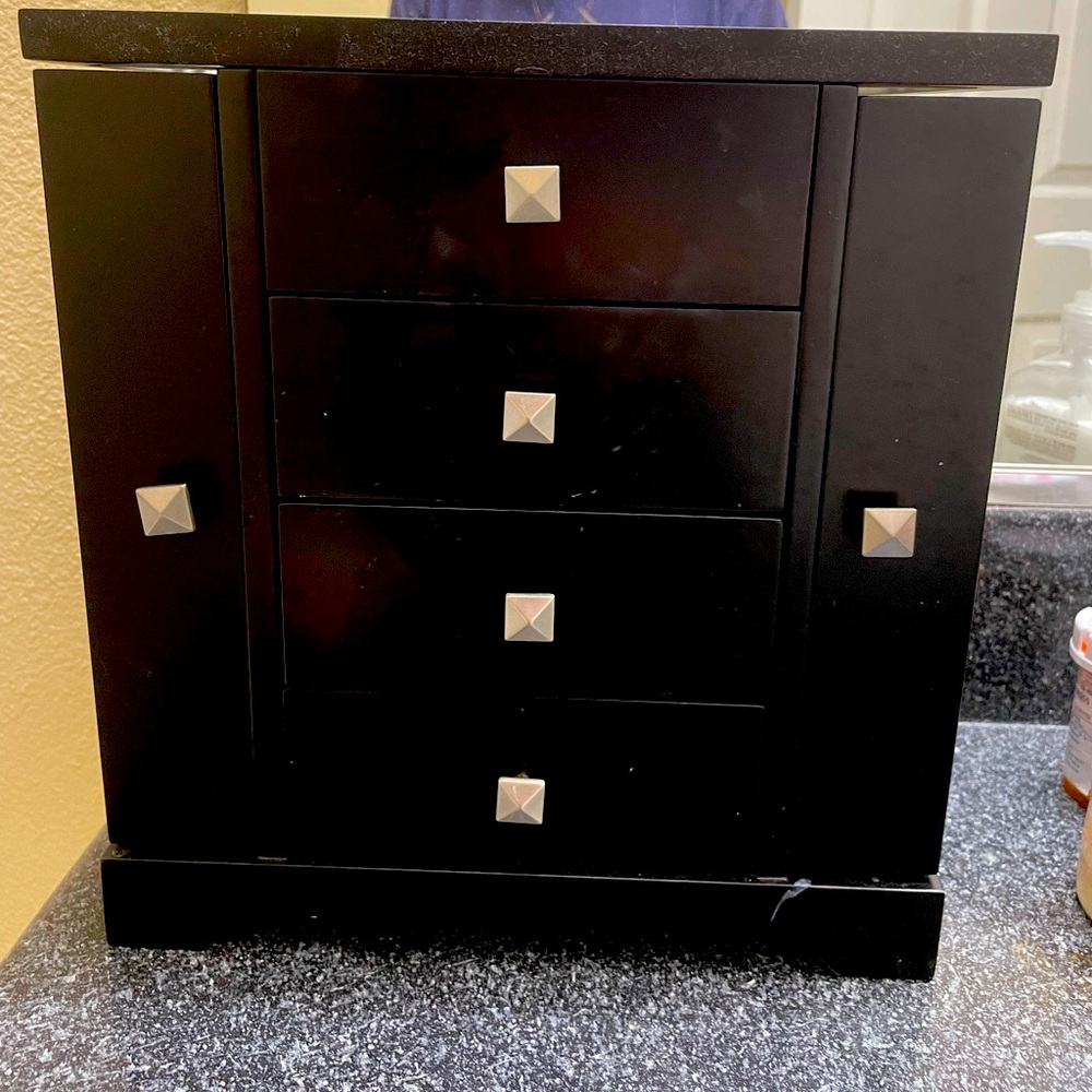 Jewelry box